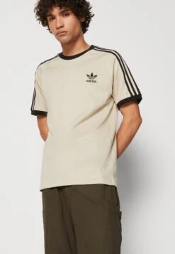 Adidas Originals 3 Stripes Tee Unisex - T-Shirt Imprimé - Beige -ASOS fad68d96742e49af909e2f20ec639f7a