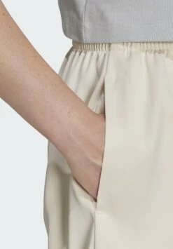 Adidas Originals Adicolor Split Trefoil - Short - White -ASOS ffe233faadd2408cbc6e89ec4ac15572